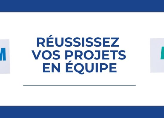 Deux mains tenant des cartes avec les mots “SCRUM” et “AGILE”, accompagnées du texte : Réussissez vos projets en équipe